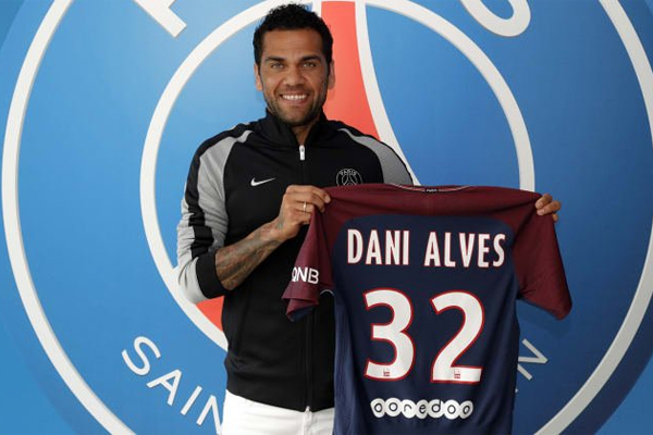  أعلن نادي باريس سان جرمان الفرنسي تعاقده مع الظهير الأيمن البرازيلي داني ألفيش