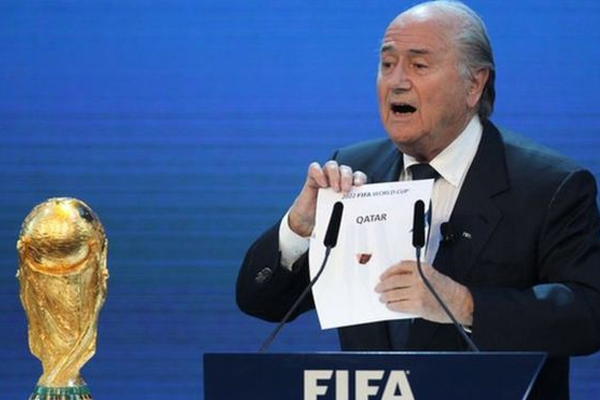 أعلن الرئيس السابق للفيفا، سيب بلاتر، عام 2010 فوز قطر بتنظيم بطولة كأس العالم لعام 2022