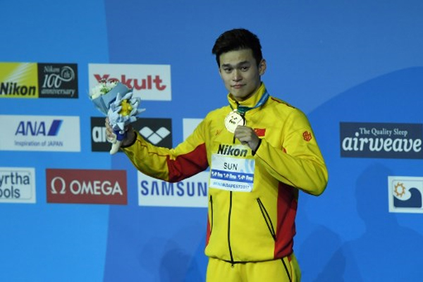  احتفظ السباح الصيني سون يانغ الاحد بذهبية سباق 400 م حرة