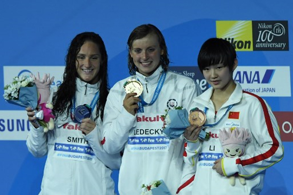 السباحة الأمريكية ليديكي أول سيدة تفوز بسباق 400 متر حرة في بطولة العالم ثلاث مرات تواليا