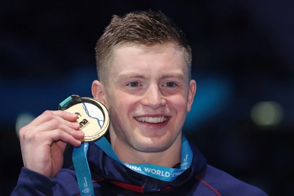  احتفظ البريطاني آدم بيتي الاثنين بذهبية سباق 100 م صدرا في بطولة العالم للسباحة