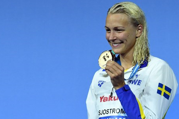 أحرزت السباحة السويدية سارة سيوستروم الاثنين لقب سباق 100 م فراشة في بطولة العالم للسباحة 