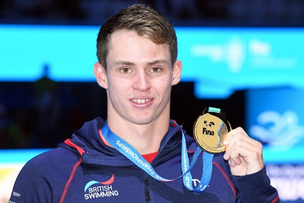  أحرز البريطاني بنجامين براود الاثنين ذهبية سباق 50 م فراشة في بطولة العالم للسباحة