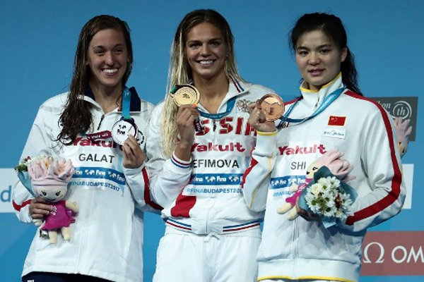  احرزت الروسية يوليا إفيموفا ذهبية سباق 200 م صدرا وكانت قريبة من تحطيم الرقم القياسي العالمي
