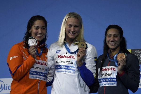  أحرزت السويدية سارة سيوستروم ذهبية سباق 50 م فراشة بينما نالت السباحة المصرية فريدة عثمان البرونزية