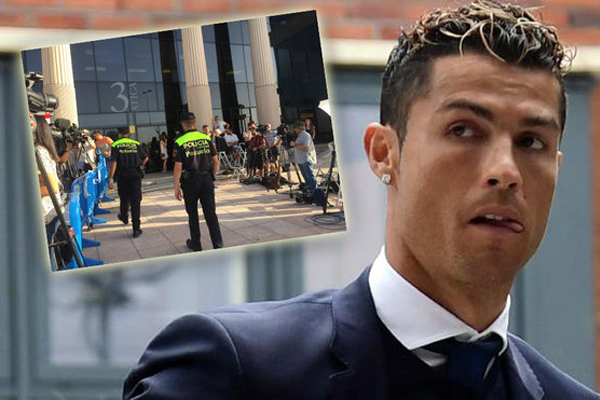  مثل البرتغالي كريستيانو رونالدو نجم نادي ريال مدريد الاسباني لكرة القدم، الاثنين أمام محكمة قرب العاصمة الاسبانية