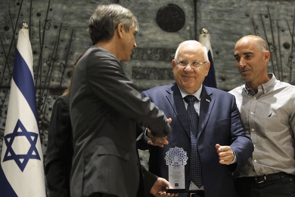 الرئيس الاسرائيلي رؤوفين ريفلين يسلم الجائزة لرئيس فريق 