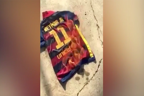 جماهير برشلونة تحرق قميص نيمار بعد رحيله إلى سان جيرمان