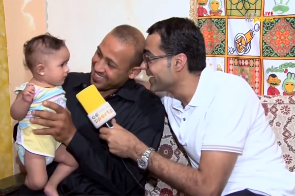 الإعلامي الإماراتي منذر المزكي مع الطفلة و والدها