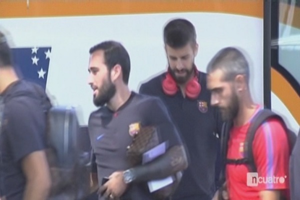 جماهير ريال تستغل وصول بعثة برشلونة للسخرية من بيكيه