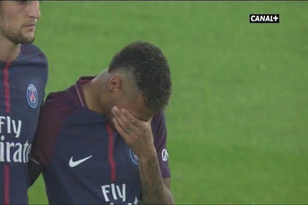 نيمار يبكي في مباراة سان جيرمان بسبب ضحايا برشلونة