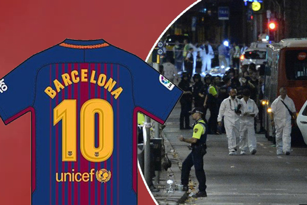 لاعبي برشلونة سيرتدون قمصانا طبع على ظهرها اسم المدينة
