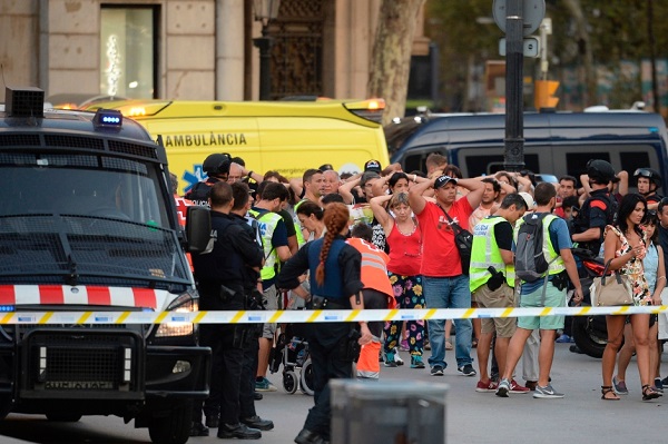 برشلونة يدعو جماهيره إلى عدم الخوف بعد الاعتداء الإرهابي