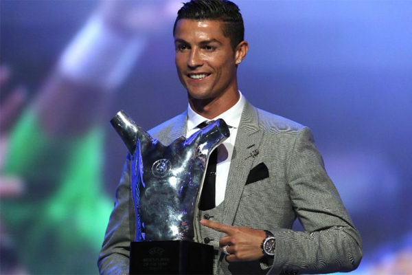  توج النجم البرتغالي كريستيانو رونالدو بجائزة افضل لاعب في مسابقات الاتحاد الأوروبي لكرة القدم