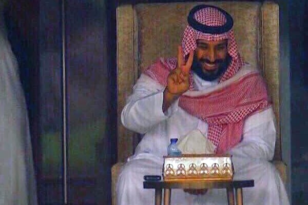 الأمير محمد بن سلمان يرفع علامة النصر بعد فوز الأخضر على اليابان