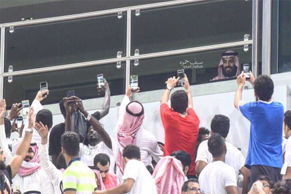 الجماهير سارت لالتقاط صور لولي العهد السعودي خلال حضوره للقاء 