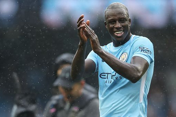 اكتفى الظهير الفرنسي البالغ 24 عاما بخوض 11 مباراة فقط بقميص سيتي طيلة الموسم الأول