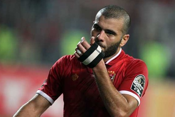 أعلن هداف منتخب مصر والاهلي السابق عماد متعب اعتزاله كرة القدم بشكل مفاجئ بعمر الخامسة والثلاثين