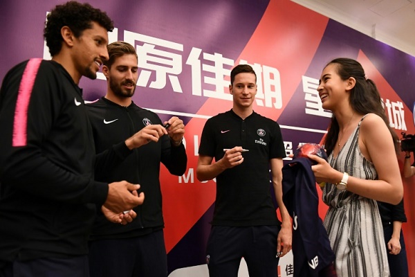 لاعبو باريس سان جرمان يوقعون لمشجعة صينية قبل حصة تدريبية في شينزين في 2 آب/أغسطس 2018