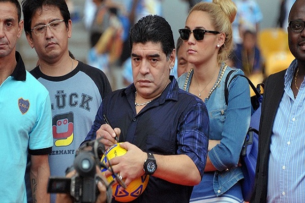 وكيل أعمال مارادونا يحث المشجعين على إحداث ثورة استثمارية كروية