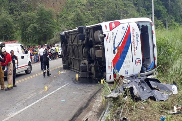 عشرة قتلى بانقلاب حافلة تقلّ مشجعي كرة قدم في الإكوادور