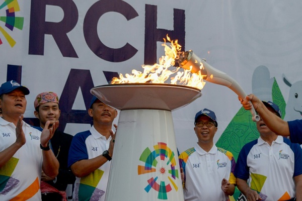 شعلة الألعاب الآسيوية لدى إضاءتها في العاصمة الأندونيسية جاكرتا