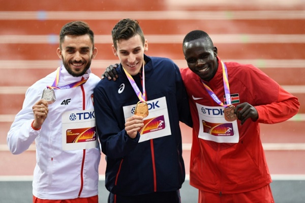 العداء الكيني كيبييغون بيت (يمين، بالاحمر) صاحب برونزية سباق 800 م في بطولة العالم في لندن 