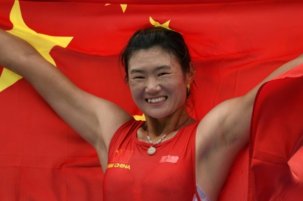 الصينية تشن يونتشا الفائزة بأحد سباقات التجذيف في دورة الالعاب الاسيوية 