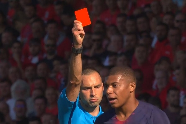 رابطة الدوري الفرنسي توقف مبابي ثلاث مباريات لنيله بطاقة حمراء
