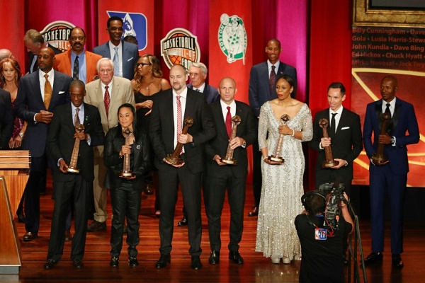 صورة تذكارية للمنضمين الجدد الى قاعة مشاهير كرة السلة الأميركية، في السابع من أيلول/سبتمبر 2018.