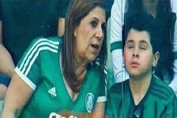 سيدة برازيلية تساعد طفلها الكفيف على متابعة مباريات بالميراس