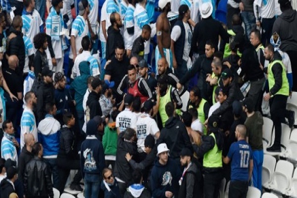  مشجعو مرسيليا يعتدون على العاملين في الملعب قبيل نهائي يوروبا ليغ ضد اتلتيكو مدريد ، ليون في 16 مايو 2018