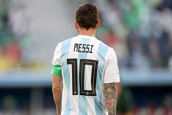 الأرجنتين تحجب قميص ميسي .. والقرار يثير غضب روميرو