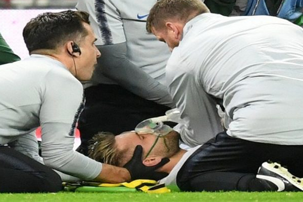 تعرض شو لإصابة قوية في الشوط الثاني بعدما اصطدم رأسه بجسد اللاعب الإسباني داني كارفاخال