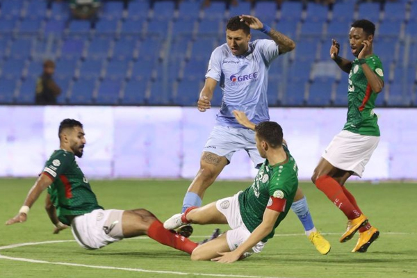 تصدر الاتفاق الدوري السعودي لكرة القدم مؤقتا بفوزه المثير على ضيفه الباطن 3-2