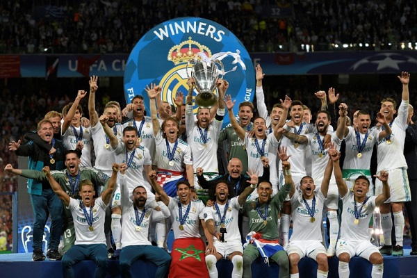 لاعبو ريال مدريد الإسباني يحتفلون بفوزهم بلقب دوري أبطال أوروبا في كرة القدم، في 26 أيار/مايو 2018.