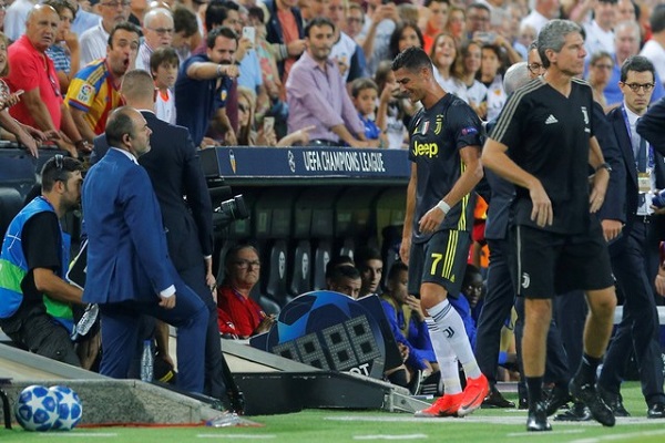 طرد رونالدو في أول مباراة له في إسبانيا مع يوفنتوس