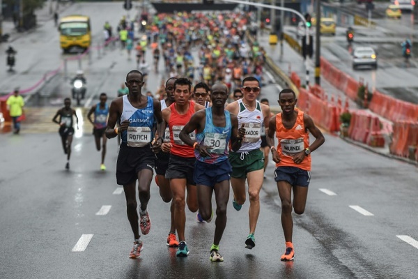الكيني جوزف كيبرونو (وسط) في طليعة المتسابقين في نصف ماراتون ميديين قبل تعرضه لحادث صدم الأحد 16 أيلول/سبتمبر 2018