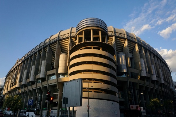 لقطة عامة خارجية لملعب سانتياغو برنابيو العائد لنادي ريال مدريد الإسباني، في 16 نيسان/أبريل 2017.