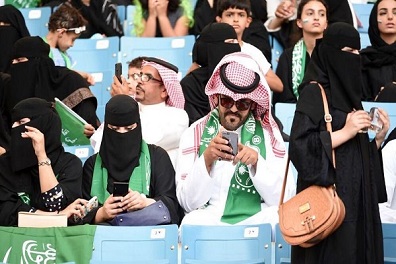 السعودية تبدأ تطبيق قرار السماح للنساء بحضور مباراة كرة قدم