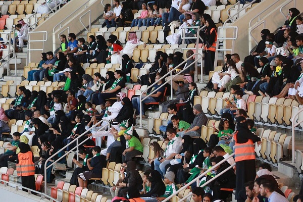 مشجعات يهتفن لفريقهن في ملعب كرة قدم للمرة الأولى في السعودية