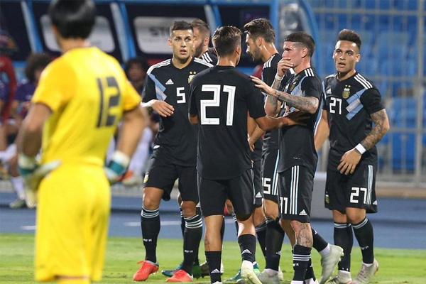 سيطر المنتخب الأرجنتيني على مجريات المباراة مع تركيز على الكرات العرضية والاختراقات الفردية للاعبين