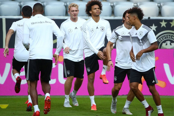 لا يدخل المنتخب الألماني اختباريه بأفضل الأحوال حيث أعلن أكثر من ستة لاعبين انسحابهم بداعي الاصابة