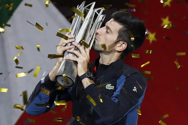 ديوكوفيتش يحرز لقبه الرابع في دورة شنغهاي ويدنو من المركز الأول عالميا