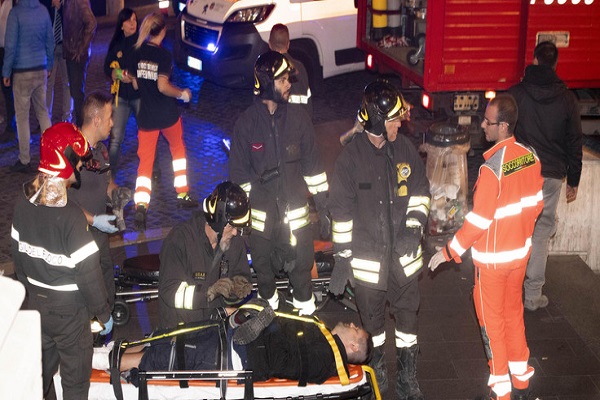 إصابة نحو 20 شخصا بانهيار سلم كهربائي قبل مباراة روما وسسكا