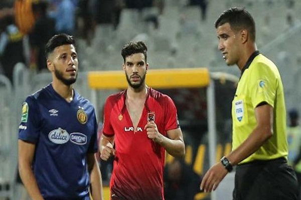 المغربي أزارو يخدع حكم مباراة الأهلي والترجي بتمزيق قميصه