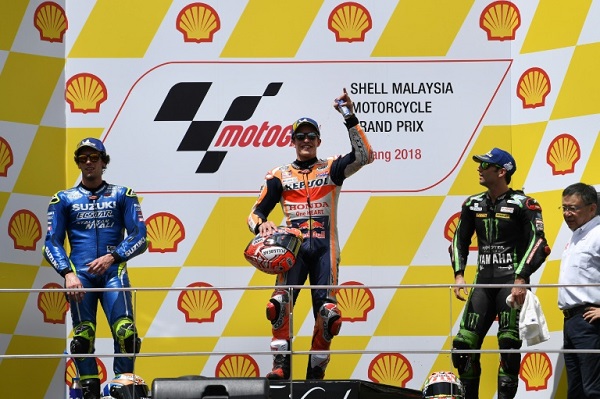 الدراج الاسباني مارك ماركيز (وسط) محتفلا بفوزه بسباق جائزة ماليزيا الكبرى