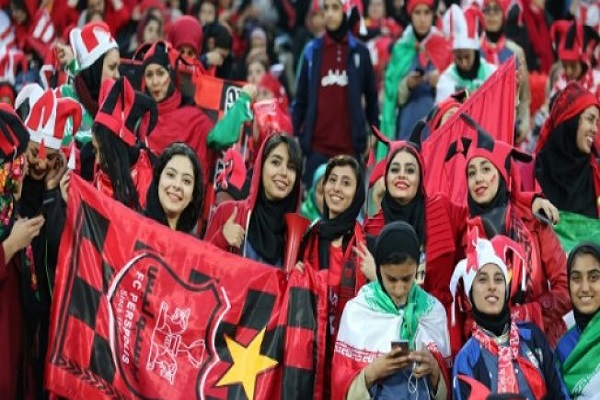 مشجعات لفريق بيرسيبوليس يحضرن إياب الدور النهائي لدوري أبطال آسيا في طهران