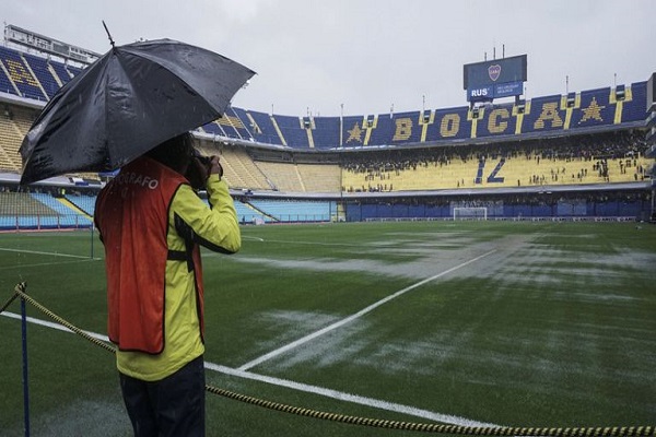 المباراة تأجلت عن موعدها السبت بسبب غزارة الأمطار