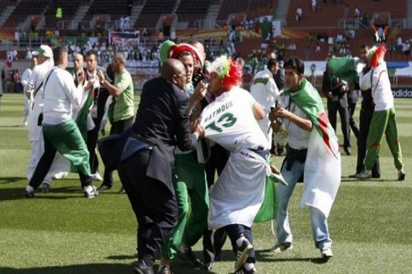 اصابة 40 شخصا في أحداث عنف خلال مباراة كرة قدم بالجزائر